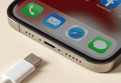 阜新苹果15维修分享iPhone15改USB-C接口后能和安卓用户互借充电器吗